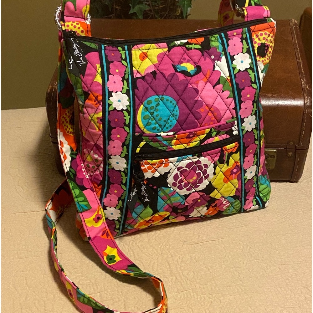 Vera Bradley crossbody in multicolored floral print. Zippered closure.
